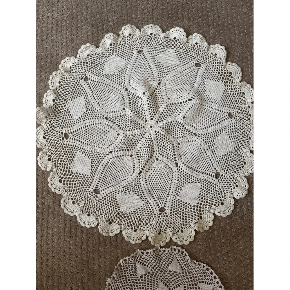 Vintage Crochet Lace Doily Set 2pc Cream Pineapple Floral Round 22in 11in 1249